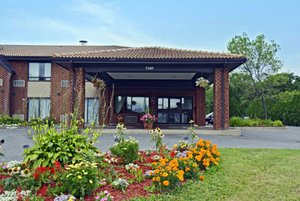 Econo Lodge Airport in Quebec City, image may contain: Villa, Hotel, Grass, Car