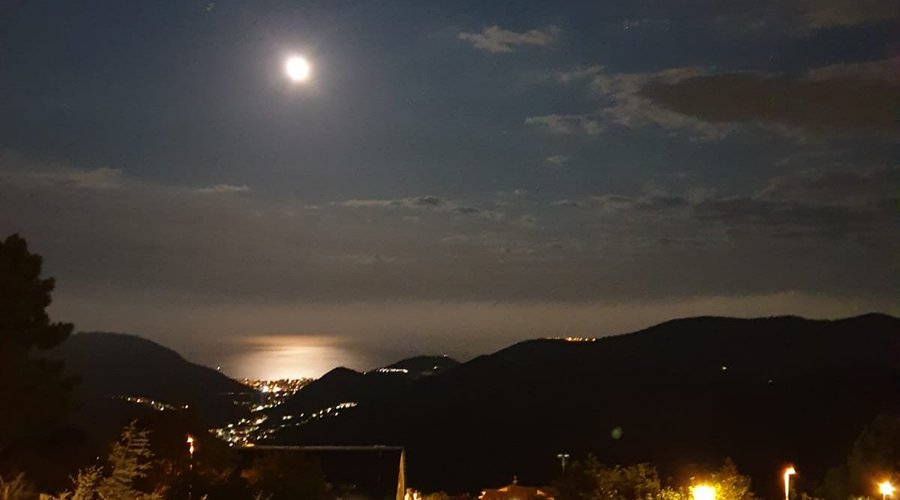Vista sul mare con la luna piena. Fantastico!