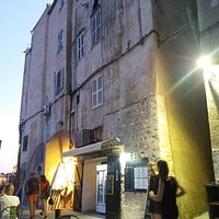 Devant le restaurant en pleine rue