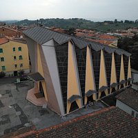 Chiesa moderna in zona Filosofi con belle vetrate ai lati.