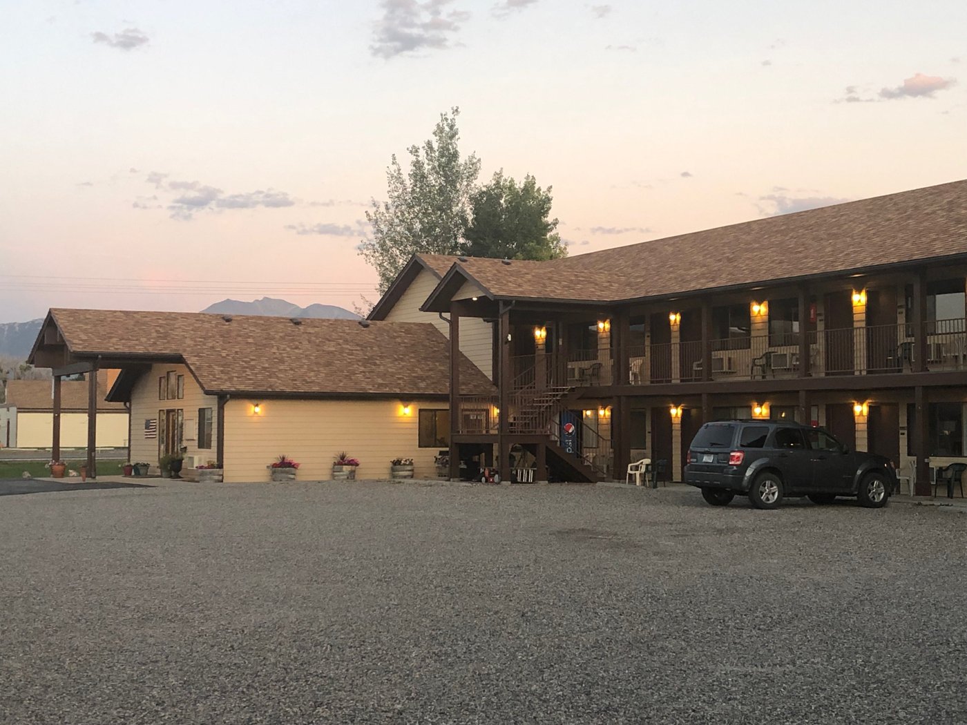 RED BEAR INN - Reviews & Price Comparison (Ennis, MT) - Tripadvisor