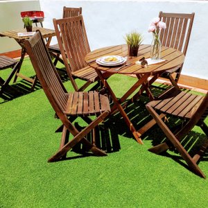 Amplia y tranquila terraza-jardín con Barbacoa,hamaca y mesas para desayunar ,comer y cenar. Zona de lectura.