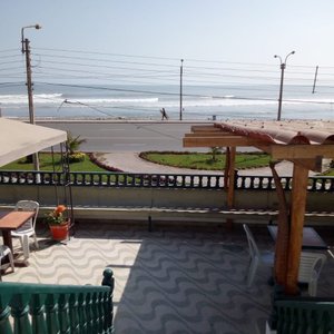 Siente la brisa marina mientras contemplas desde tu habitación o terraza la belleza de la playa de huanchaco en Julia´s House  encontraras habitaciones con extraordinarias vistas frontales al mar , ubicadas entre la segunda y tercera planta,donde tu comodidad es nuestra prioridad, servicio de cochera privada,seguridad las 24 horas,atención personalizada.