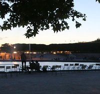 Joli à voir car ce bassin est entouré aussi de chaises afin de s’y reposer.