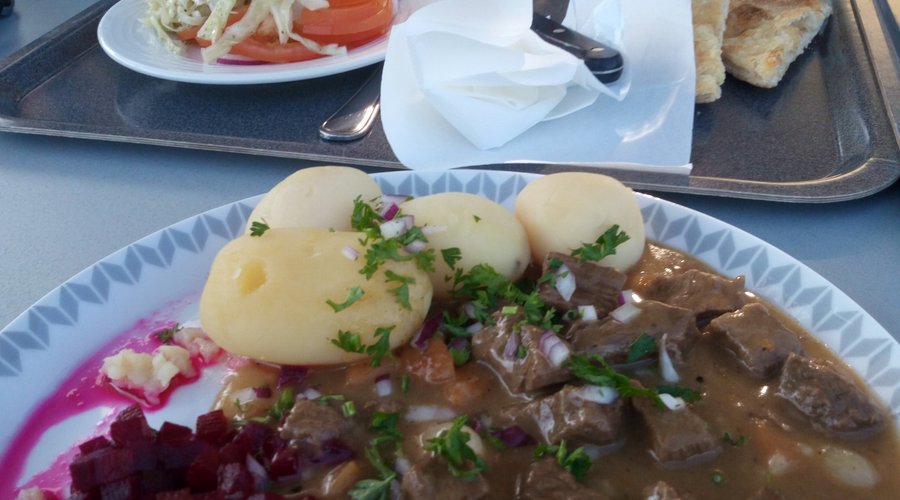 Spezzatino con patate lesse e rapa rossa