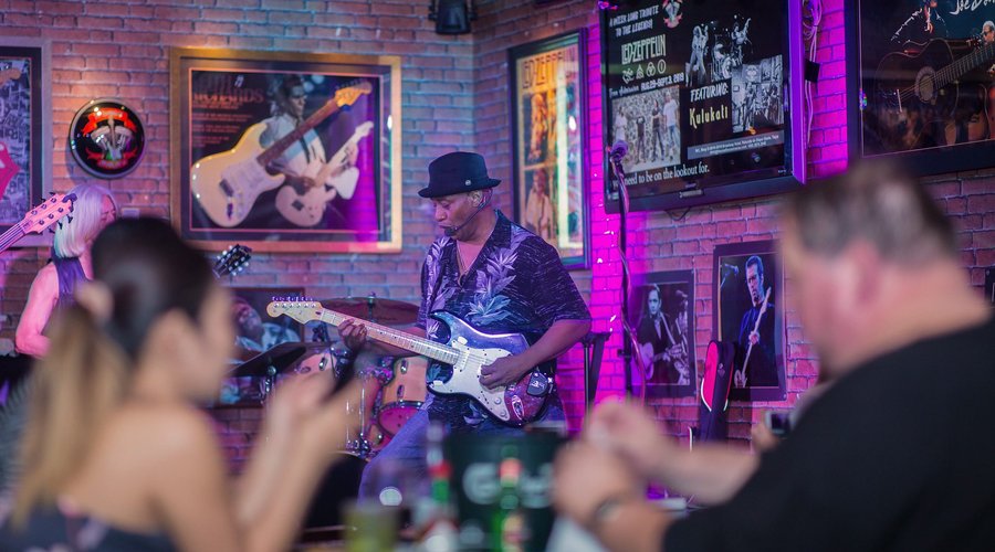 Allen Harris and Doble Dorias at The Roadhouse Macau 