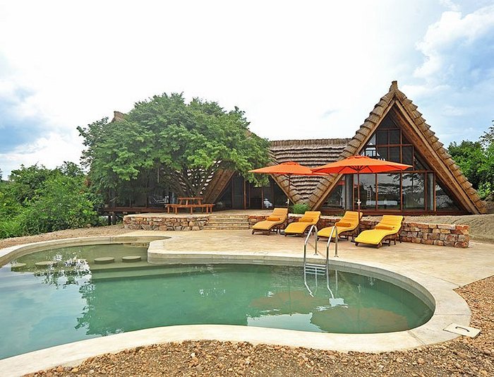 safari lodges in western uganda