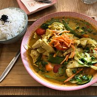Super Summer Rolls mit Garnelen und das immer leckere Chicken Curry. Große Portionen, frisch zubereitet, toll gewürzt!