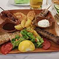 Grillspyd med kjøtt og grill fra havet, meget bra.