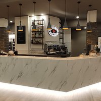 Dal 1981 nel centro di Paderno Dugnano "il Bar Commercio" continua ad essere un punto di riferimento per i cittadini padernesi. Dal primo settembre con una nuova veste moderna, si conferma il luogo perfetto per la colazione, il pranzo, l'aperitivo e la degustazione di ottimi vini.