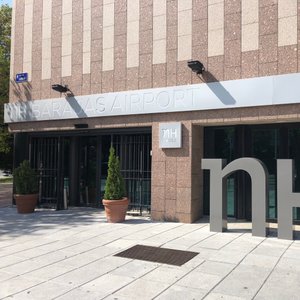 Um ótimo hotel para se hospedar próximo ao aeroporto de Madrid. Suas instalações não tem luxo, mas são novas, bem cuidadas e limpas. O café da manhã é ótimo. E ainda tem transporte para a o aeroporto.