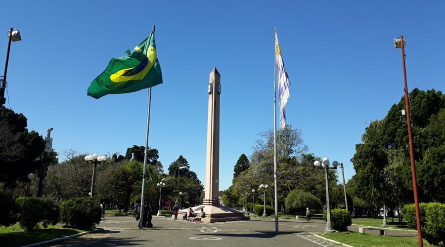 Praça Internacional, entre Rivera no Uruguai e Santana do Livramento no Brasil