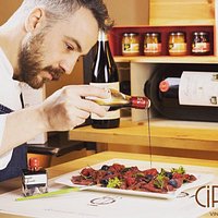 Per un pranzo leggero vi invitiamo ad assaggiare iI nostro carpaccio di manzo ai frutti rossi e aceto balsamico di lampone Giusti, ideato dal nostro chef Alessandro Candiano,