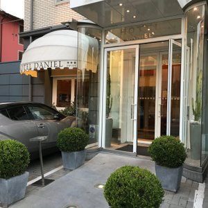 L'entrée de l'hôtel