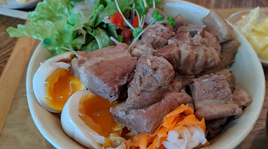 豚肉と半熟卵の氷砂糖煮丼