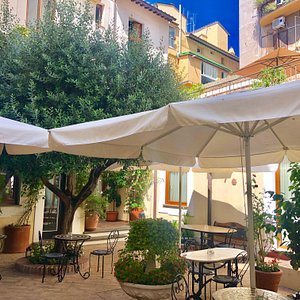 Relais Le Clarisse in Trastevere in Rome, image may contain: City, Plant, Canopy, Terrace