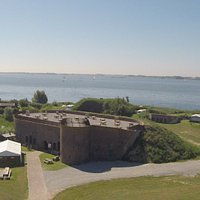 Fort Buitensluis in Numansdorp. De foto is schuin van boven genomen, waardoor de prachtige ligging aan het Hollandsch Diep goed zichtbaar is.