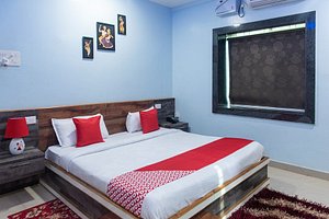 OYO 28846 Sakuntala Guest House in Bhubaneswar, image may contain: Home Decor, Cushion, Resort, Furniture