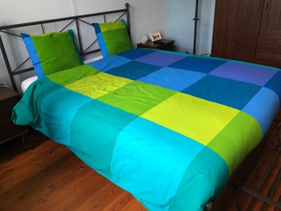 Een fantastische B&B, erg schoon en netjes. Erg vriendelijke eigenaar Marc, die Nederlands spreekt! Het ontbijt werd samen met Marc ( leraar geschiedenis) genuttigd, supergezellig... onder het genot van verse broodjes, zelfgemaakte jam, kaas, regionale worst, jus d’ orange en koffie en/ of thee kwamen de geschiedenis, zijn werk en onze reis ter sprake.  Ook veel verschillende voorwerpen uit de tweede Wereldoorlog heeft Marc tentoon gesteld in zijn B&B, wat deze B&B extra uniek maakt.