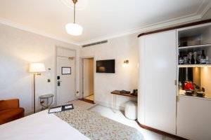 Room & Suite