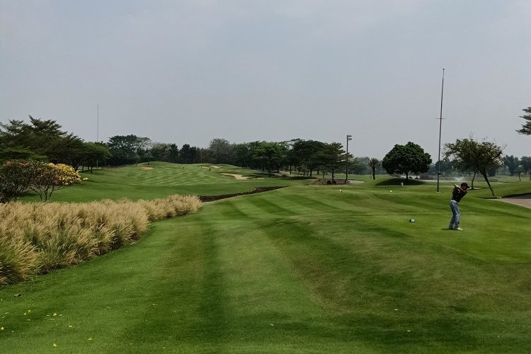 Lapangan yang challenging Dan kondisinya sangat bagus.sangat menantang main dari tee box biru. Very recommended