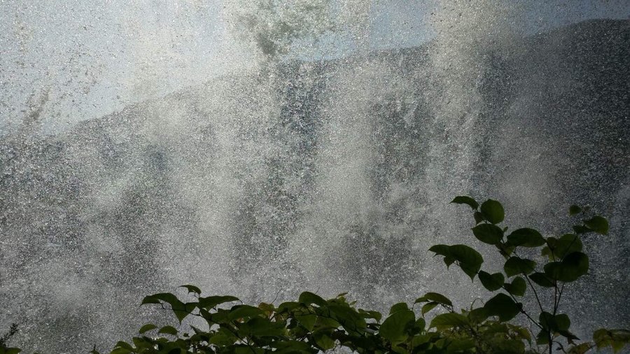 сквозь водопад