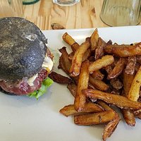 Petit repas de midi avec mon amie Marine . On a super bien manger !!! Petite salade landaise et burger maison trop bon !!!