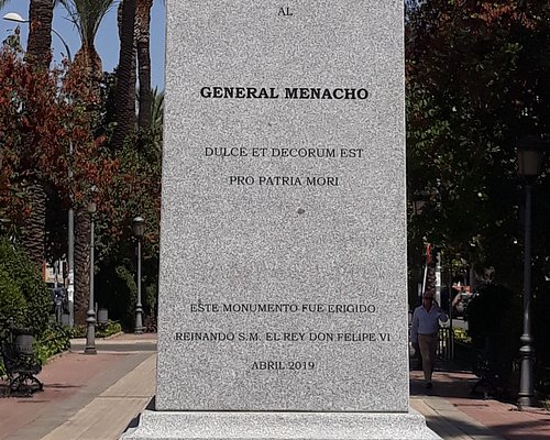 Jogo é suspenso por presença de estátua de general morto no