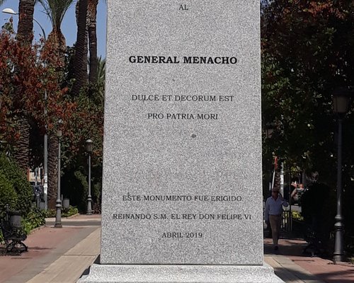 Jogo é suspenso por presença de estátua de general morto no