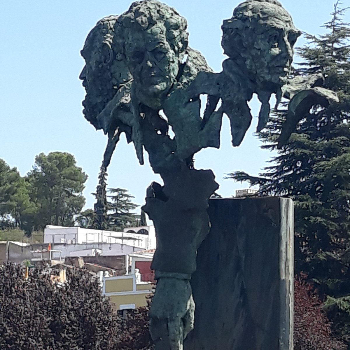 Monumental escultura de los Tres Poetas Badajoz Monumental