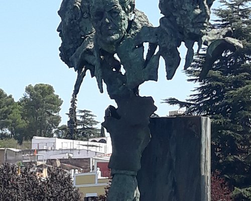 Jogo é suspenso por presença de estátua de general morto no