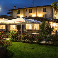 Ottima location immersa nel verde, tavoli anche all'aperto.