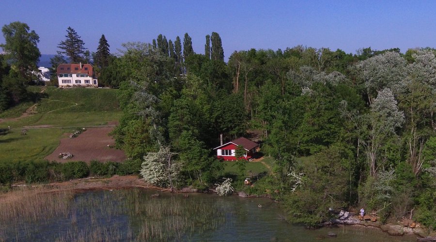 Maison principale sur le haut, cabane du lac sur le bas et plage privée Lodge Glardons
