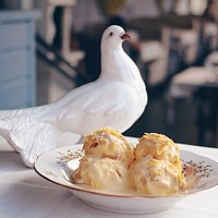 Профитроли
/домашние профитроли, начинка из ванильного крема, политые соусом крем брюле/