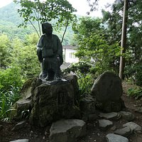 山寺立石寺の境内にある松尾芭蕉像。東北の素晴らしい寺院・神社には必ずと言っていいほど訪問されてますが、当時は車や電車なんぞなかったのでその行動力や体力には敬服します。 すぐ側には『奥の細道』における奥州・北陸の旅に同行した弟子の曽良像があります。