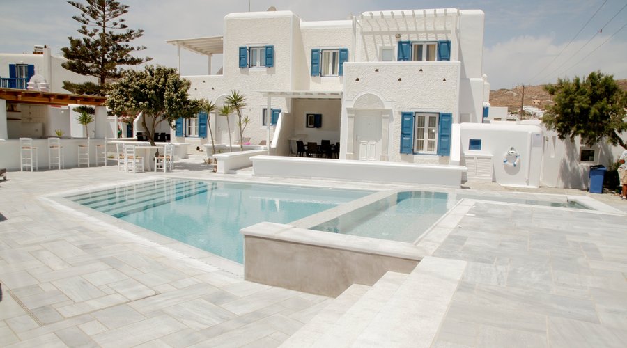 Featuring a swimming pool, Gelos House is a traditional Mykonian hotel located 5 minutes from Ornos Beach on Korfos Bay, 2 km from Mykonos Town. Some of its rooms have sea view. The area is ideal for kite surfing and a kite surfing school is just 20 m away.