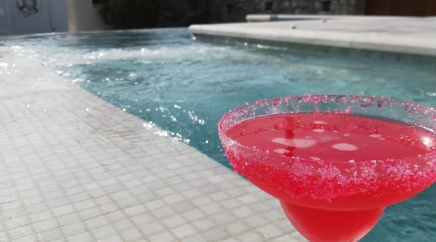 We offer special cocktails in our pool bar, you are all welcome to enjoy!