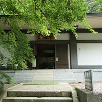 山寺立石寺の総鎮守の日枝神社の左隣の宝物館の前に松尾芭蕉と曽良像があります。