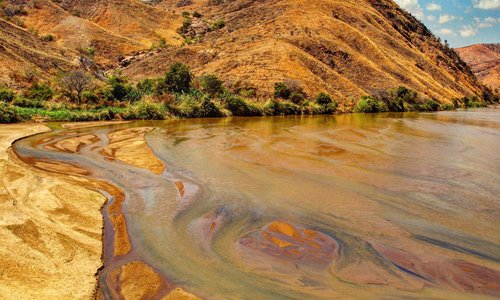 The Tsiribihina is a biggest river of western Madagascar 🇲🇬 It flows through Tsingy de Bemaraha National Park surrounded with mangroves and colorful sandbanks with crocodiles 🐊