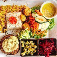 O famoso hambúrguer de lentilha ao molho de abacate e ervas finas. Farofa artesanal, arroz integral com açafrão, batatas rústicas assadas, molho de manga e maracujá e saladas variadas.