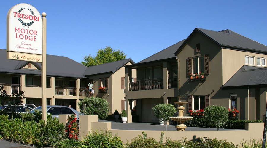 Street view of Tresori Motor Lodge & Apartments.