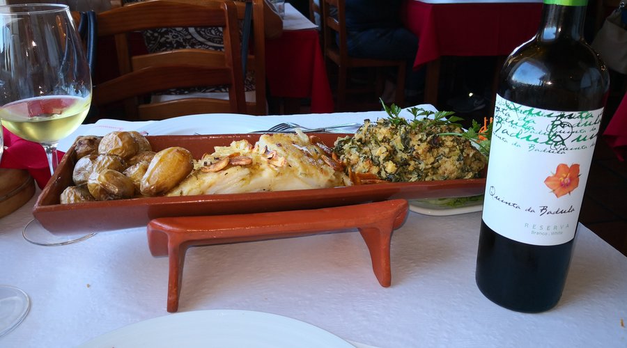 Prato principal: Bacalhau Assado na Telha, Bebida: Vinho branco Reserva da Quinta da Badula