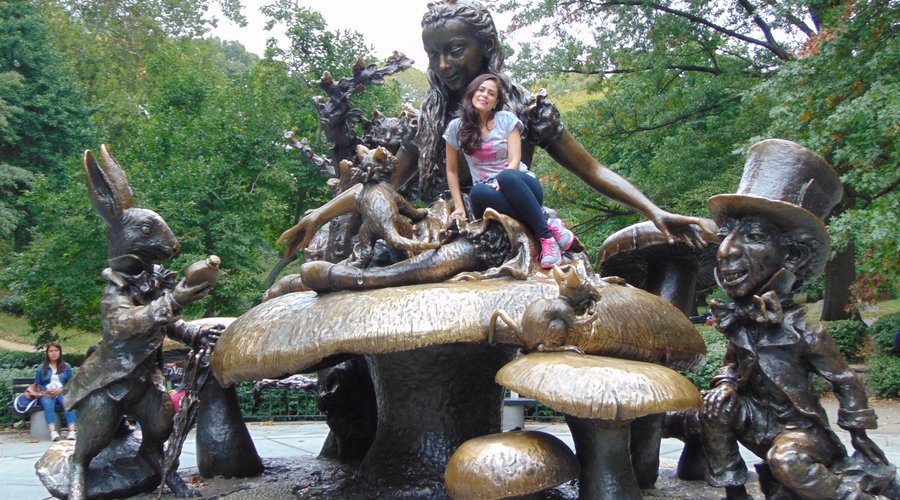 Andando despretensiosamente pelo Central Park, em Nova York, você encontra essa estátua de bronze da Alice, o Chapeleiro Maluco e o Coelho Branco.  Essa estátua foi doada em 1959 pelo filantropo George Delacorte, e é uma das maiores atrações do parque.