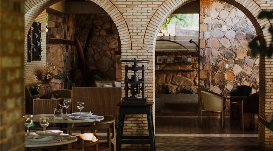 Ambiente aconchegante, embalado a todo o momento pelo canto das águas do Rio de Lençois, se une aos sabores da culinária de várias partes do mundo.
