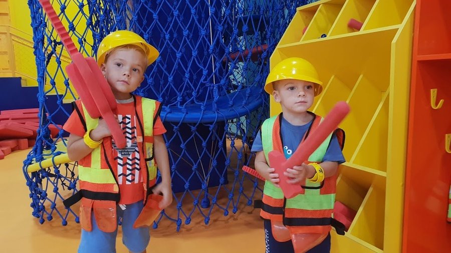 Kidzoona - большая игровая комната в ТЦ Ekamai, одна из лучших в Бангкоке. Не путать с Kidzania, которая находится в Siam Paragon. Конструкторы всевозможных видов, уголок монтессори, карусель, песочница, батуты, музыкальные инструменты, тут же массажные кресла родителям, мини город-профессий. Исследовать и играть можно весь день.