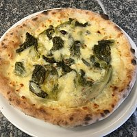 Questa è una pizza fuori menù con scarola e grana padano