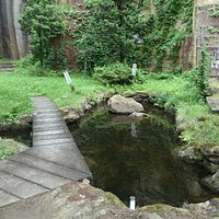 名前の由来は「石切り場の清水に瓜を冷やしたところ瓜が割れるくらい冷たい」と言うことからつけられた名前だそうです。