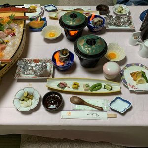 夕食はお部屋に用意してくれる ごはんは3合近くあるのでは