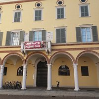 La facciata con il portico
