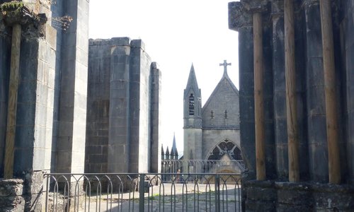 Posto meraviglioso per andare sulle orme di Giovanna d'arco. È da quel posto che Giovanna ha iniziato la sua meravigliosa epopea. Da non mancare per tutti f Gli amanti di storia 